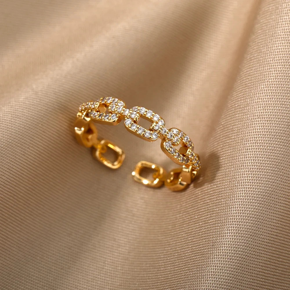 Twist Zircon Ring (Expertly designed and crafted, this stunning ring features a beautiful twist zircon)