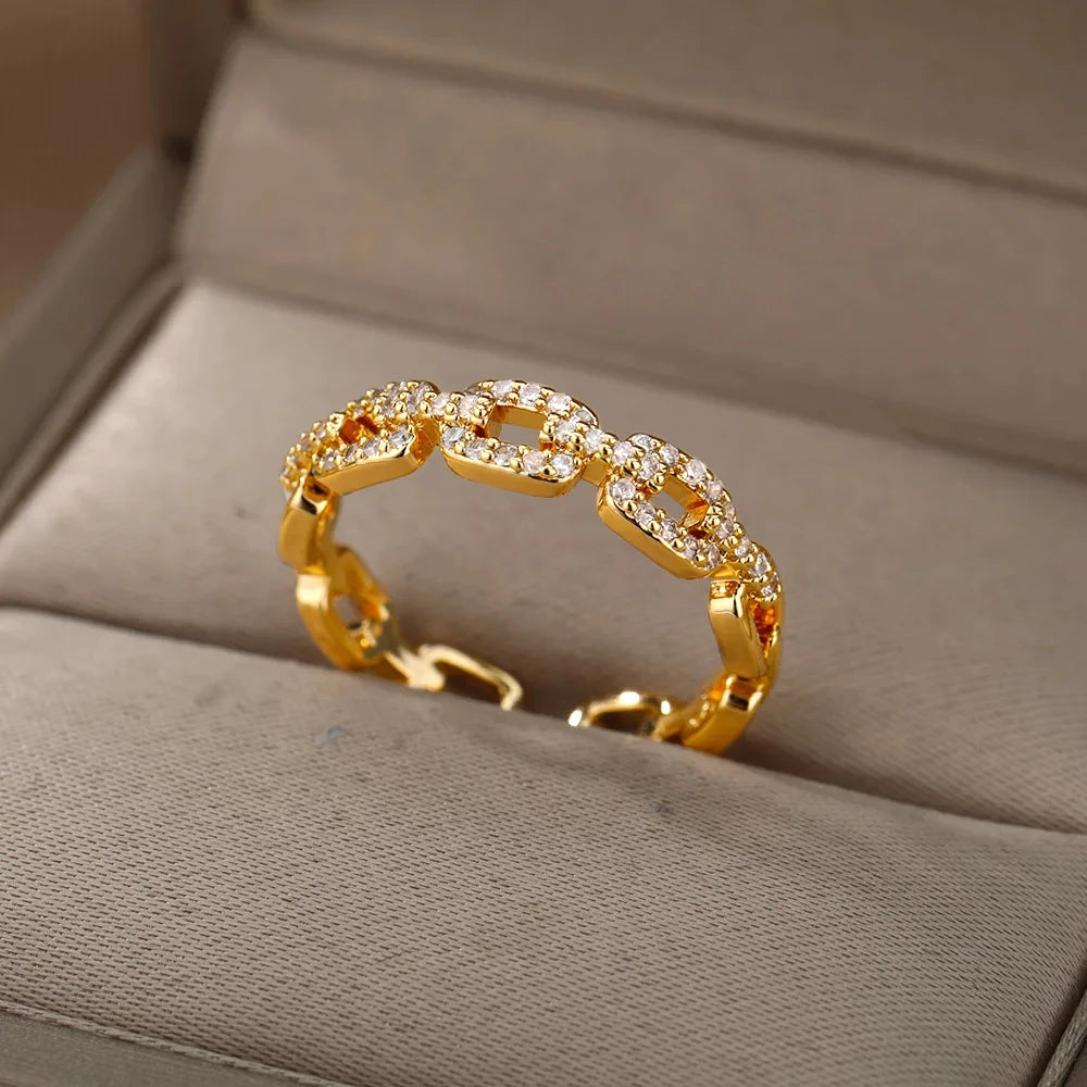 Twist Zircon Ring (Expertly designed and crafted, this stunning ring features a beautiful twist zircon)