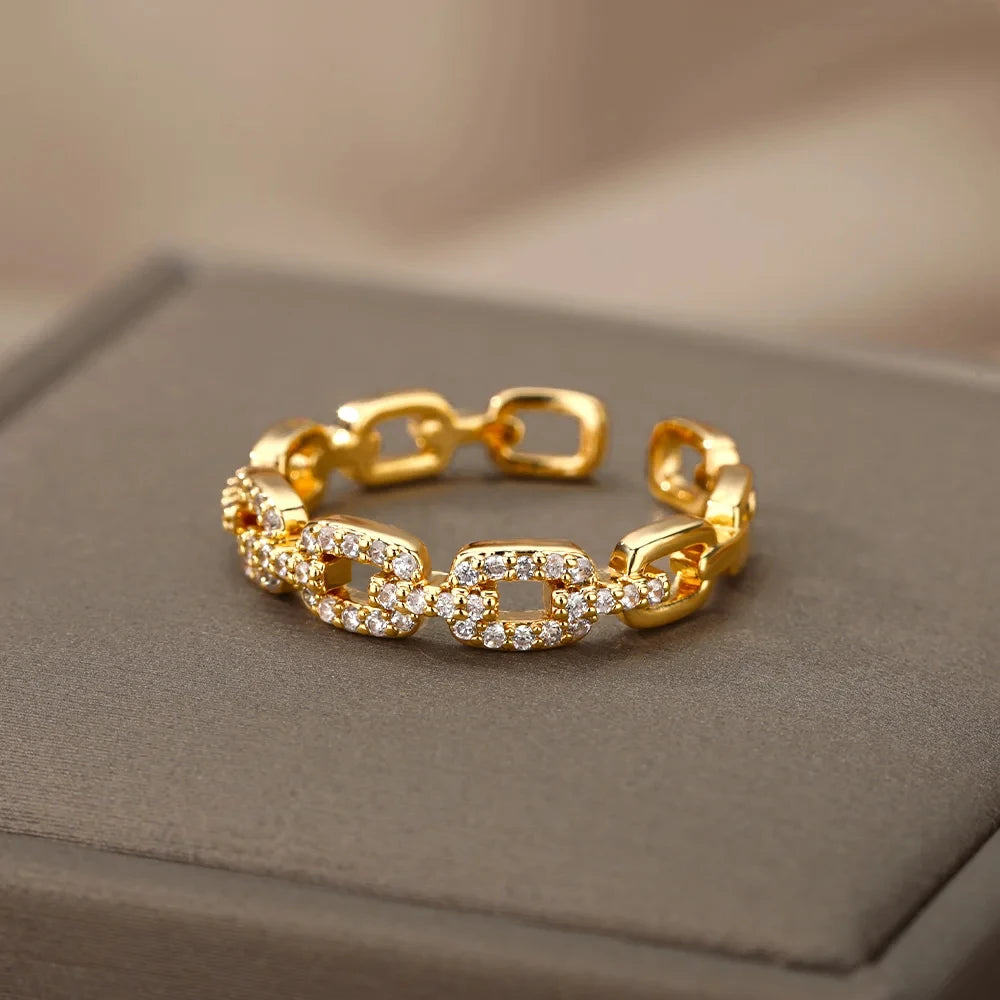 Twist Zircon Ring (Expertly designed and crafted, this stunning ring features a beautiful twist zircon)